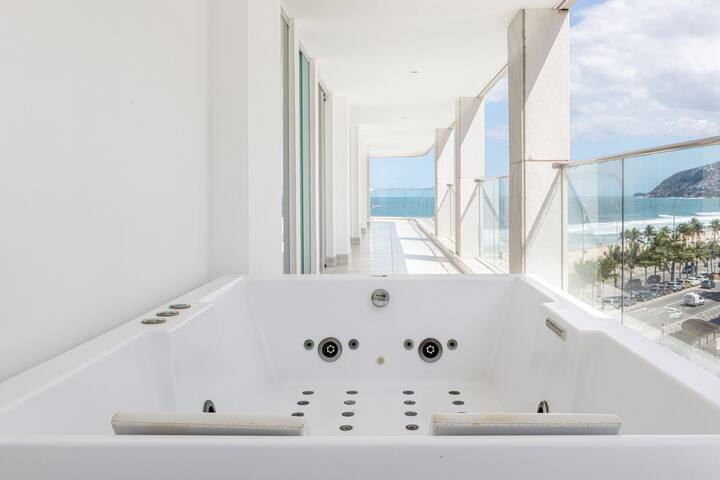 Rio046 – Luxurious beachfront apartment in Ipanema gallery image 2