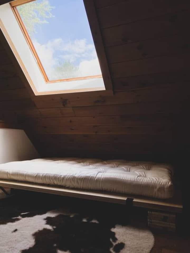 二楼的主卧设有全套平台床