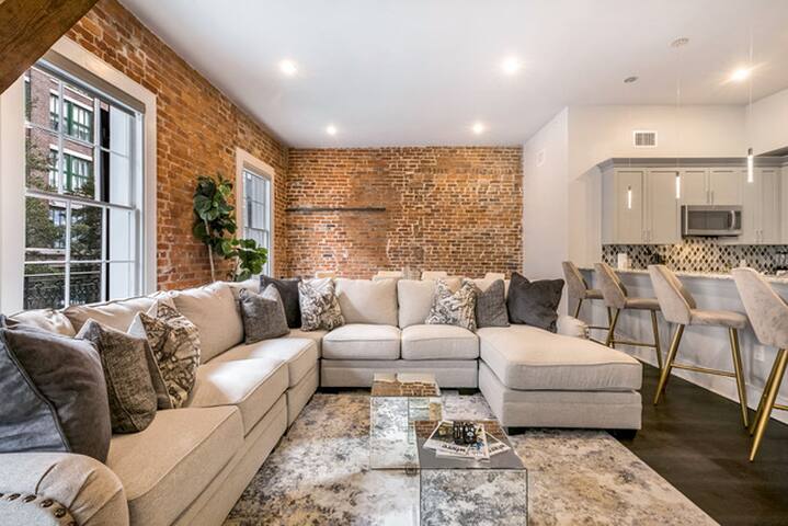 4B/4B Large Conjoined Home w/ Balconies – The Oak gallery image 2