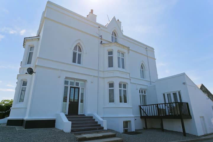 Eryl Mor - A Coastal That Sleeps 14 Guests In 7 Bedrooms - Beaumaris