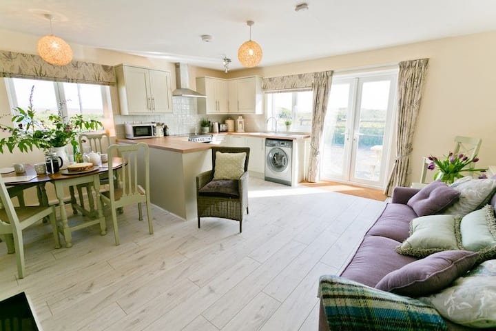 Hideaway - A Dog That Sleeps 4 Guests In 2 Bedrooms - Rhosneigr