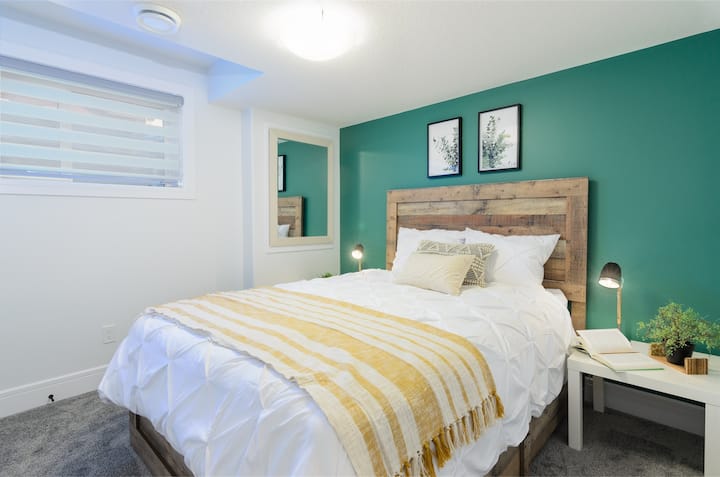 Segundo dormitorio con una lujosa cama tamaño queen y toques bohemios, creando un refugio sereno para los huéspedes