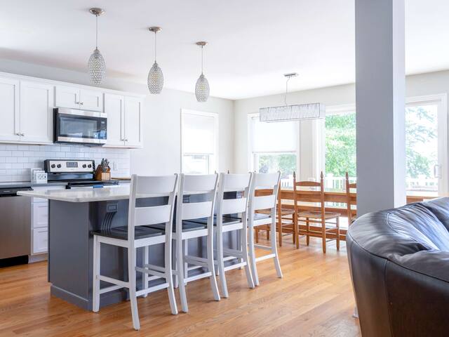 Double lot walk to beach 5 bed 7 bath, large yard gallery image 4