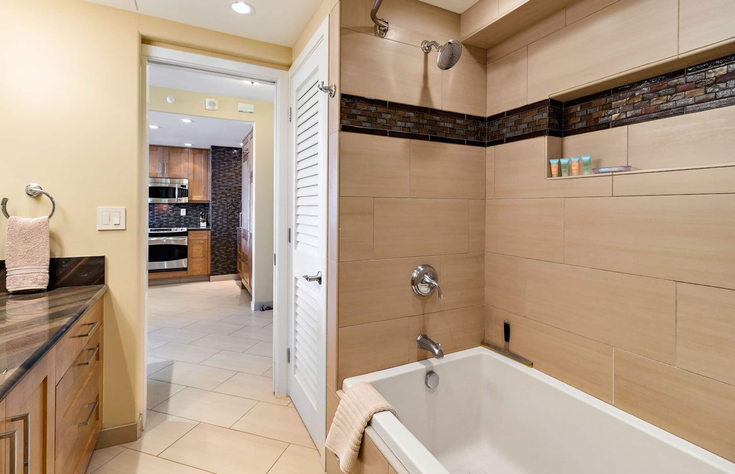 Condo in Lahaina · ★4.7 · 1 bedroom · 2 beds · 2 baths - Image 22