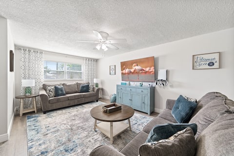Top performing Airbnb: Island Paradise~Heated Pool~HotTub~PS5~Space Camp in Merritt Island