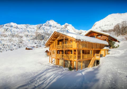 Stylish ski-in ski-out with sauna hot tub