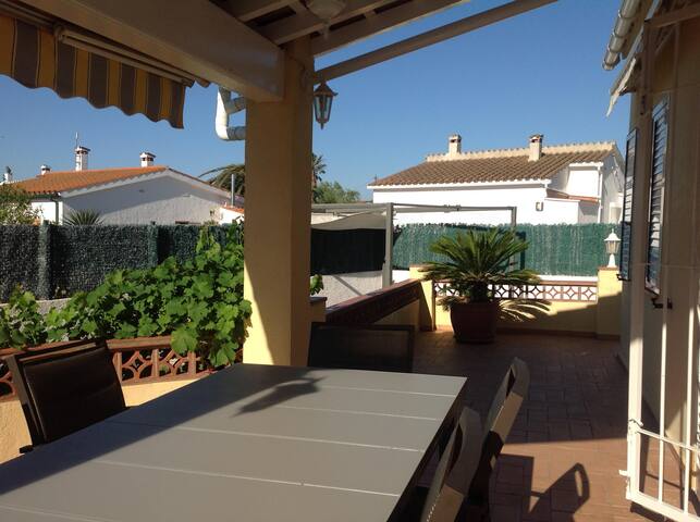 House Besalu 8 – A/C, private pool, barbacue, WiFi gallery image 3