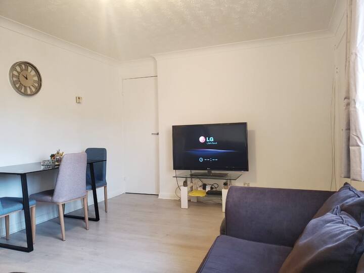 Newly Refurb'd 2 bed flat near London Heathrow Apartments for Rent in Yiewsley, England