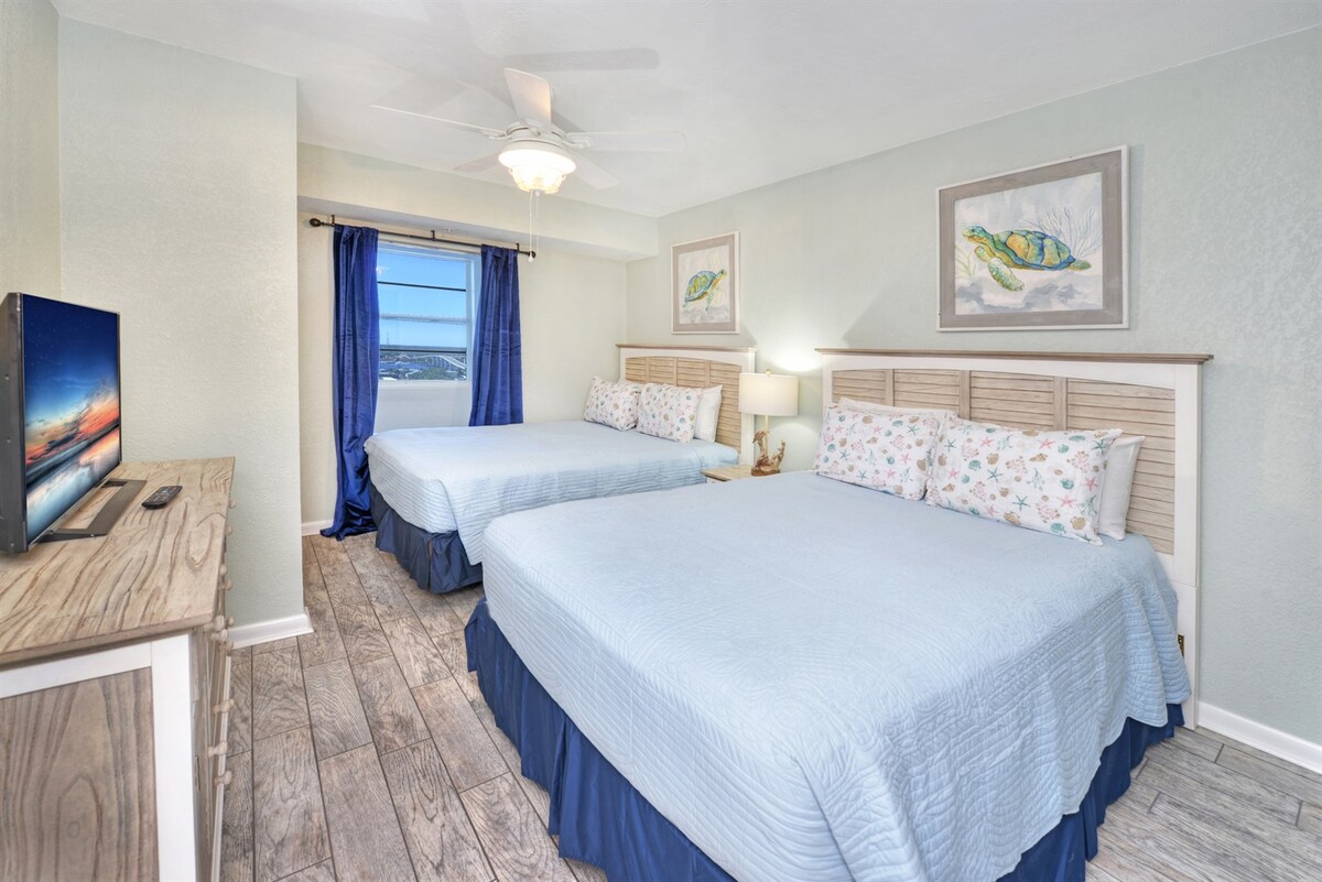 Chumba kipana cha kulala chenye vitanda viwili vya kifalme