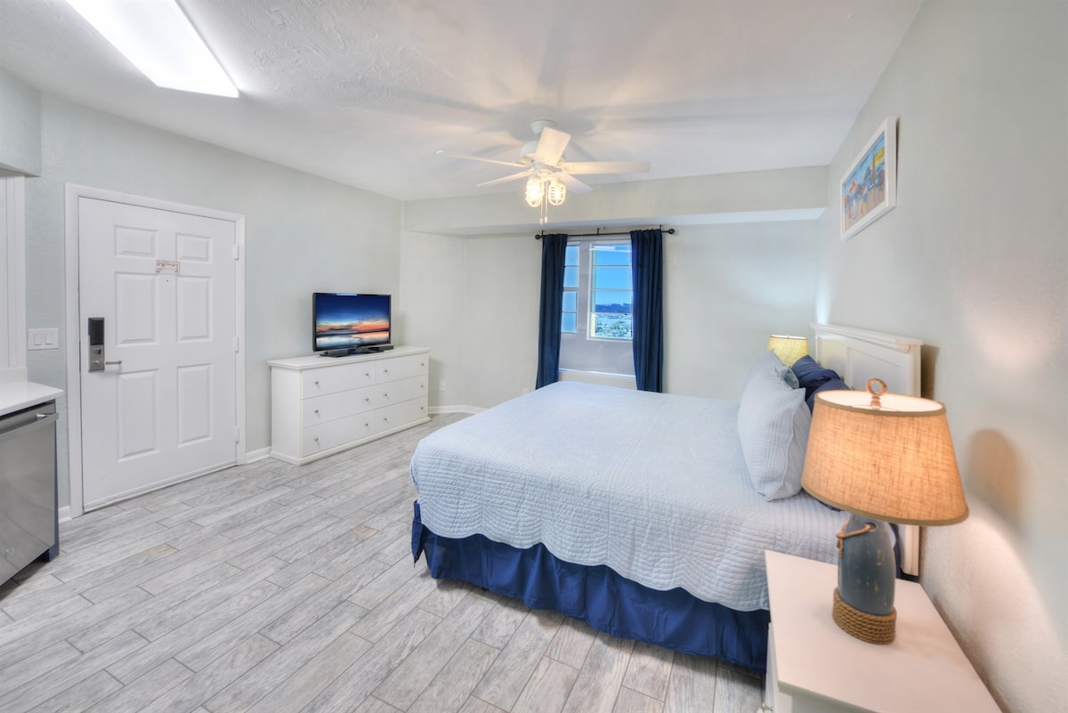 Chumba kidogo cha kujitegemea chenye kitanda cha mfalme na jiko dogo na mlango wake