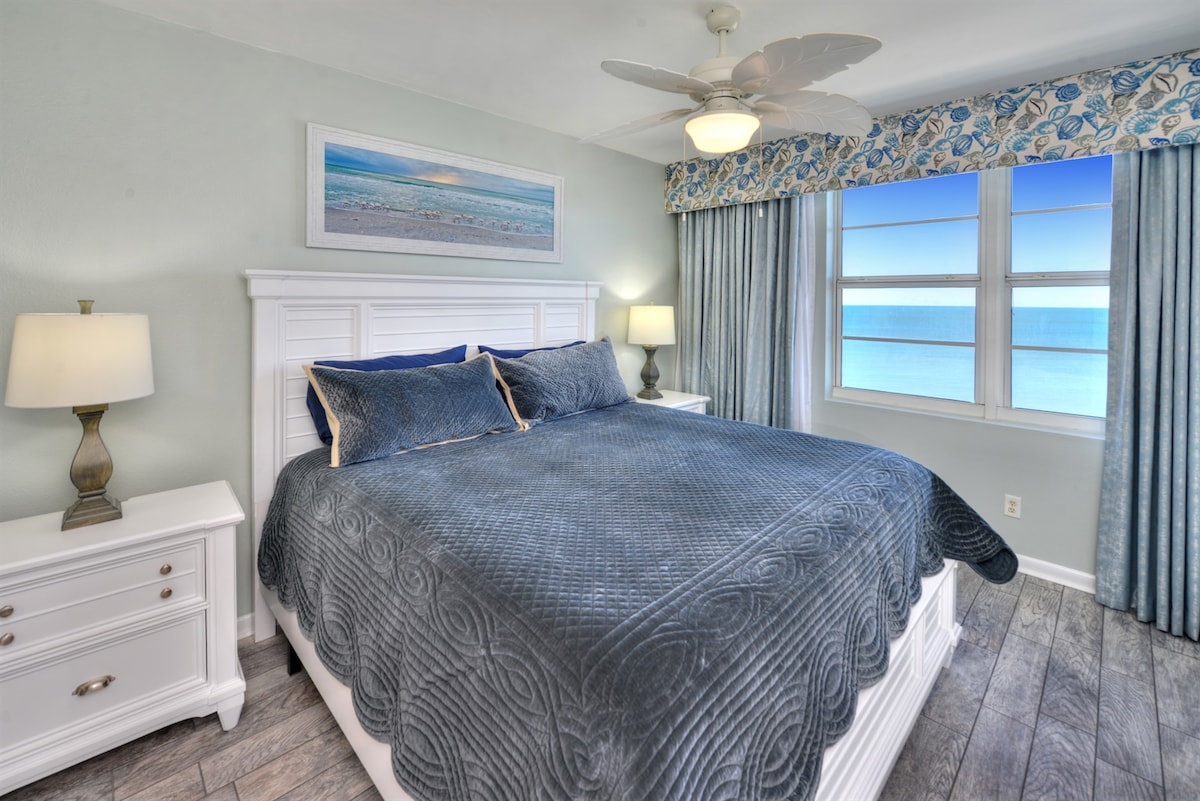 Chumba kikuu chenye nafasi kubwa chenye kitanda cha kifahari cha king