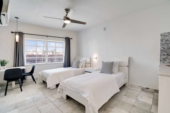 Best Location By The Beach ! Free Wifi - Tv - All Amenities
