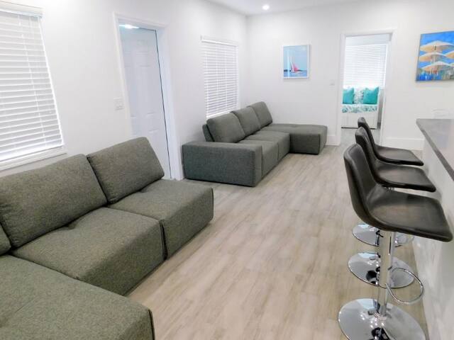 Beach Central 7/5 – 22 Guests – 1/2 block to beach gallery image 3