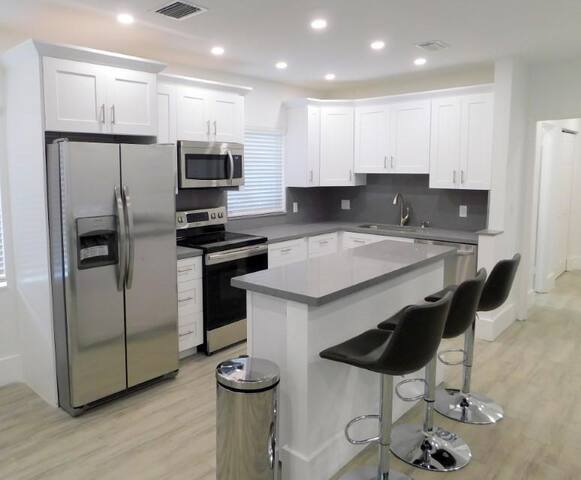 Beach Central 7/5 – 22 Guests – 1/2 block to beach gallery image 2