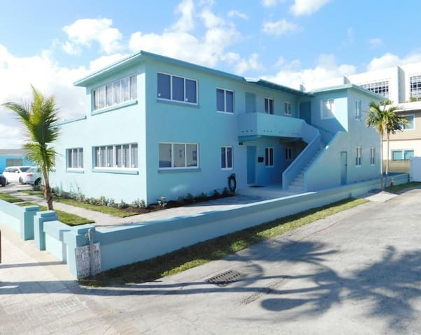 Beach Central 7/5 – 22 Guests – 1/2 block to beach