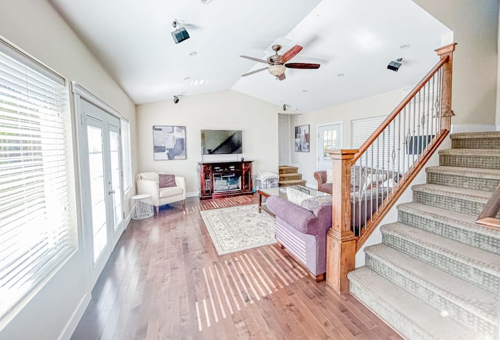 Cherry View Cottage (Nightly Rental Approved) - 펜팅톤