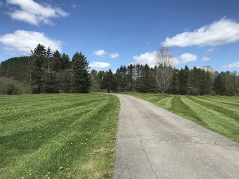 Apple Tree Pond - 11 acres with Pond - Sleeps 10 G