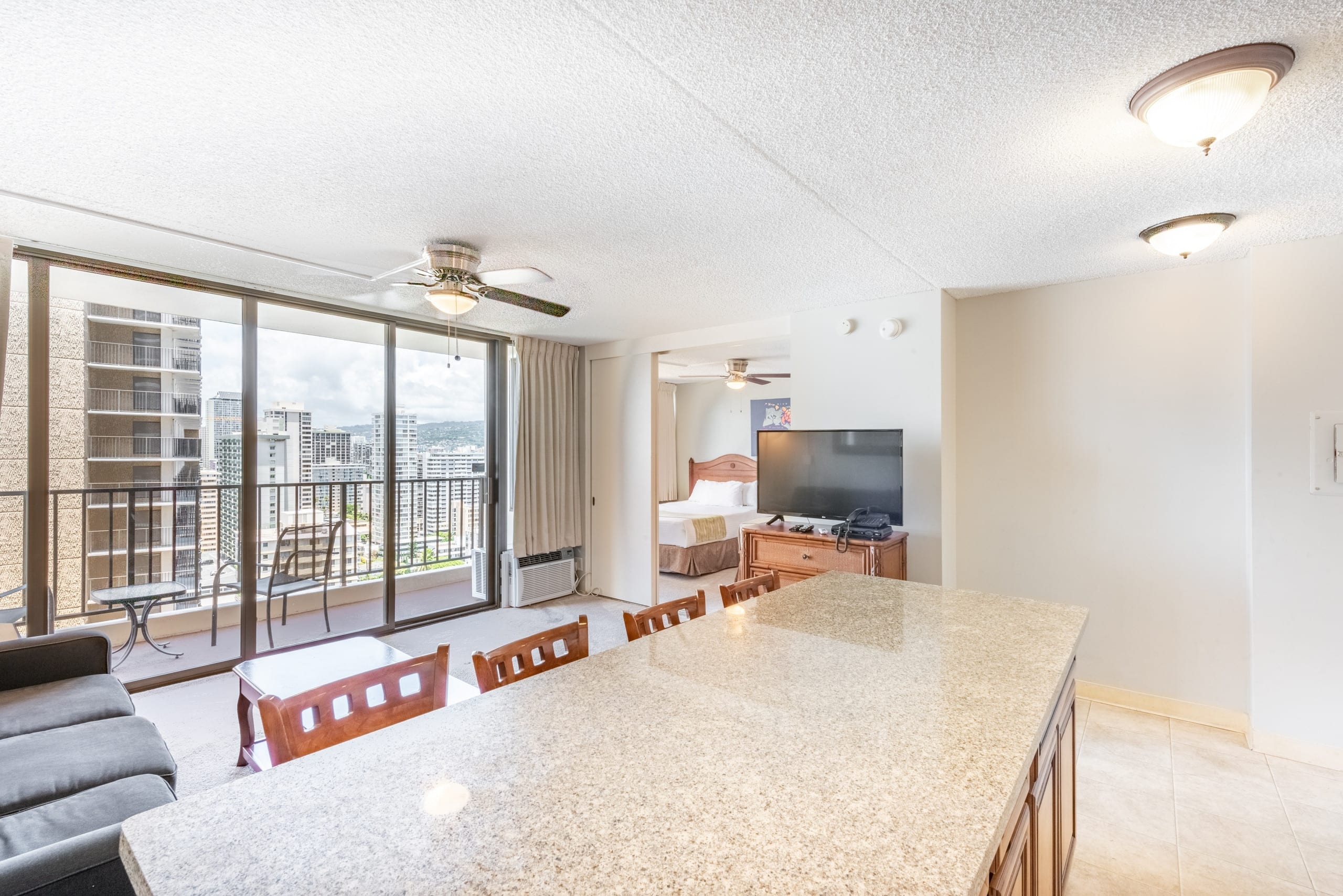 Condo in Honolulu · ★4.0 · 1 bedroom · 4 beds · 1 private bath - Image 1