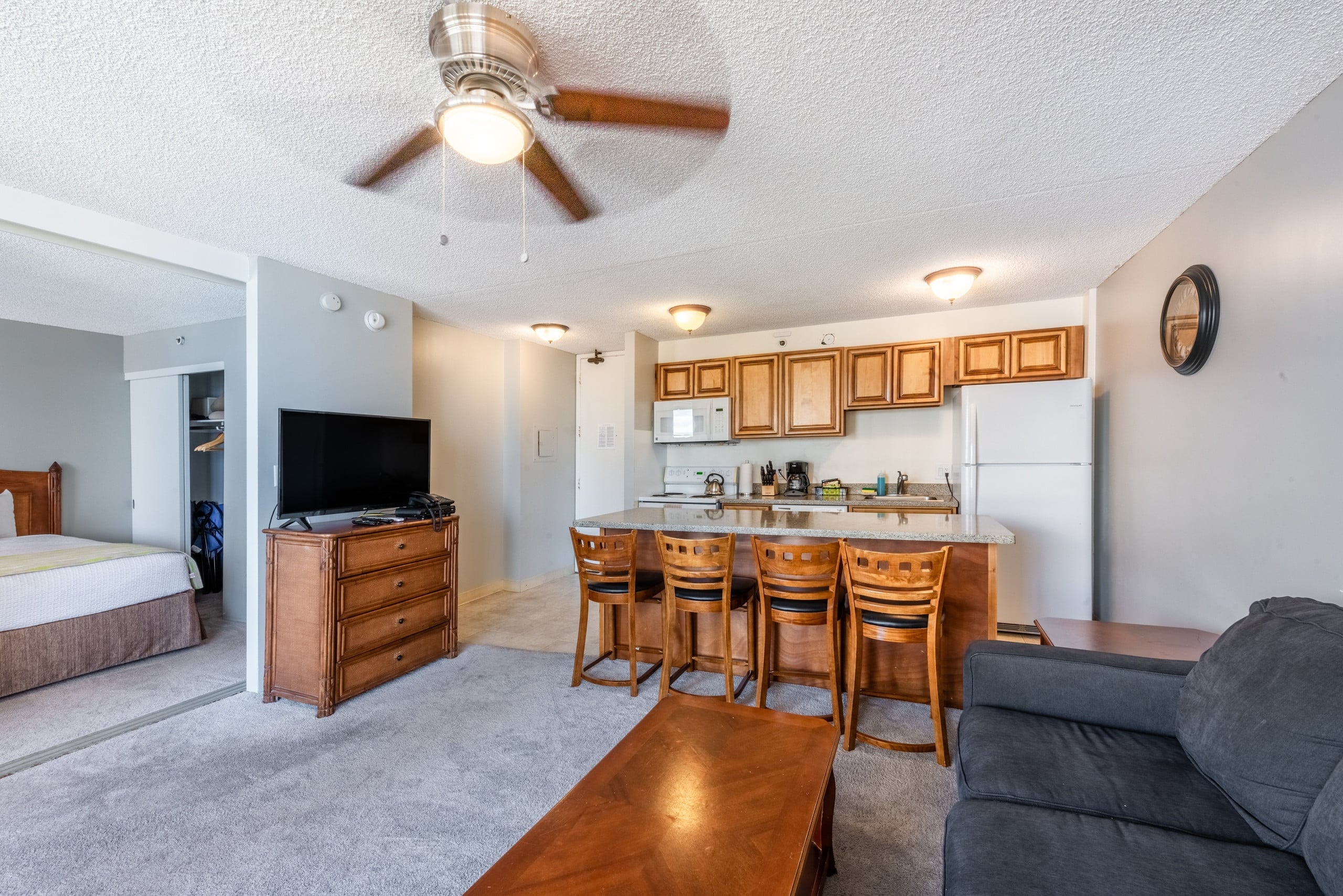 Condo in Honolulu · ★4.0 · 1 bedroom · 4 beds · 1 private bath - Image 2