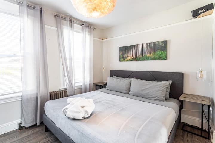 A perfect corner with TV, decorative shelves and an ideal environment to relax and feel at home.