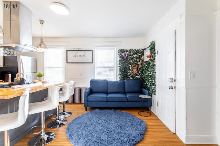 This space has been designed to offer you a unique experience: a kitchen with a bar to share special moments, a room with a comfortable sofa, and a warm atmosphere that invites you to relax.