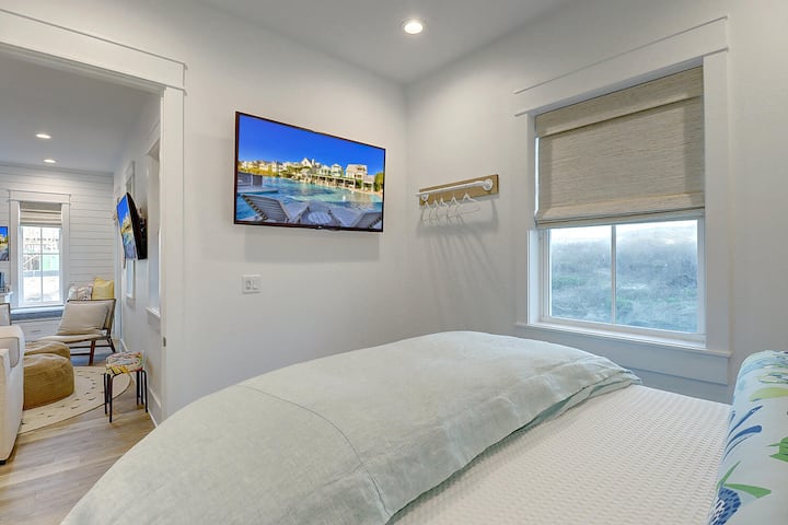 一楼后面的标准双人床。