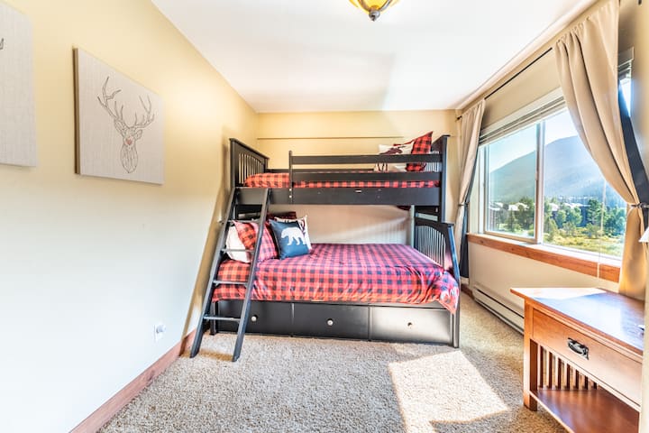 Spálňa pre hostí 2 s poschodovou posteľou s oddelenými posteľami a ďalšou posteľou. 