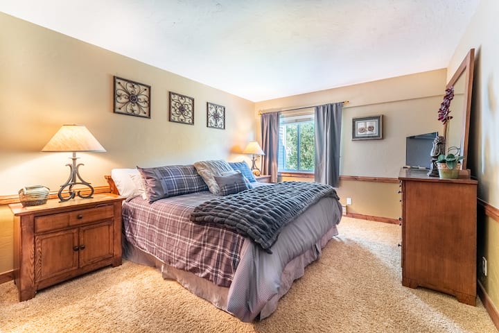 Primárna spálňa s manželskou posteľou a vlastnou kúpeľňou. 