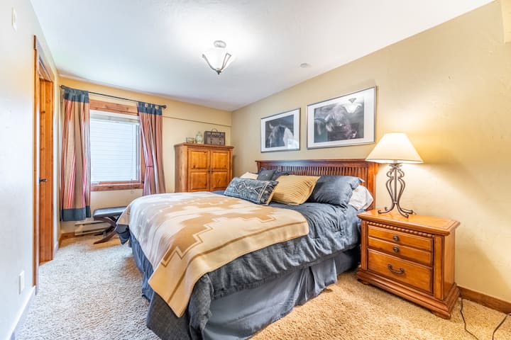 Spálňa pre hostí 1 má tiež manželskú posteľ a vlastnú kúpeľňu. 