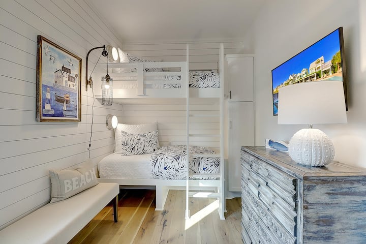 Двуетажна стая на 1 - ви етаж. 