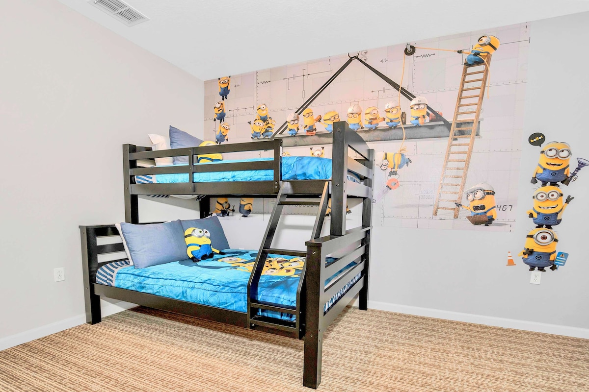 Dhomë gjumi me tematikë minion me televizor inteligjent