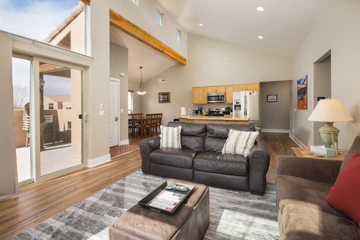 sala de estar y cocina de concepto abierto con techos altos y mucho espacio para familias y grupos