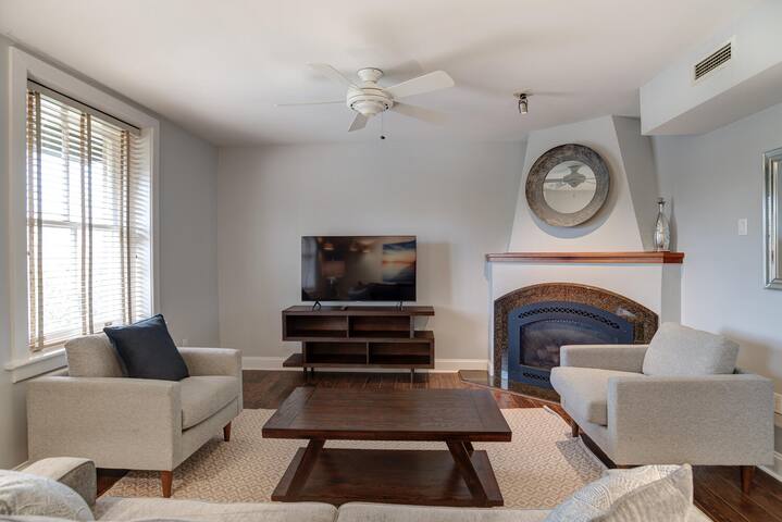 Large Condo Near Biltmore Estate gallery image 3