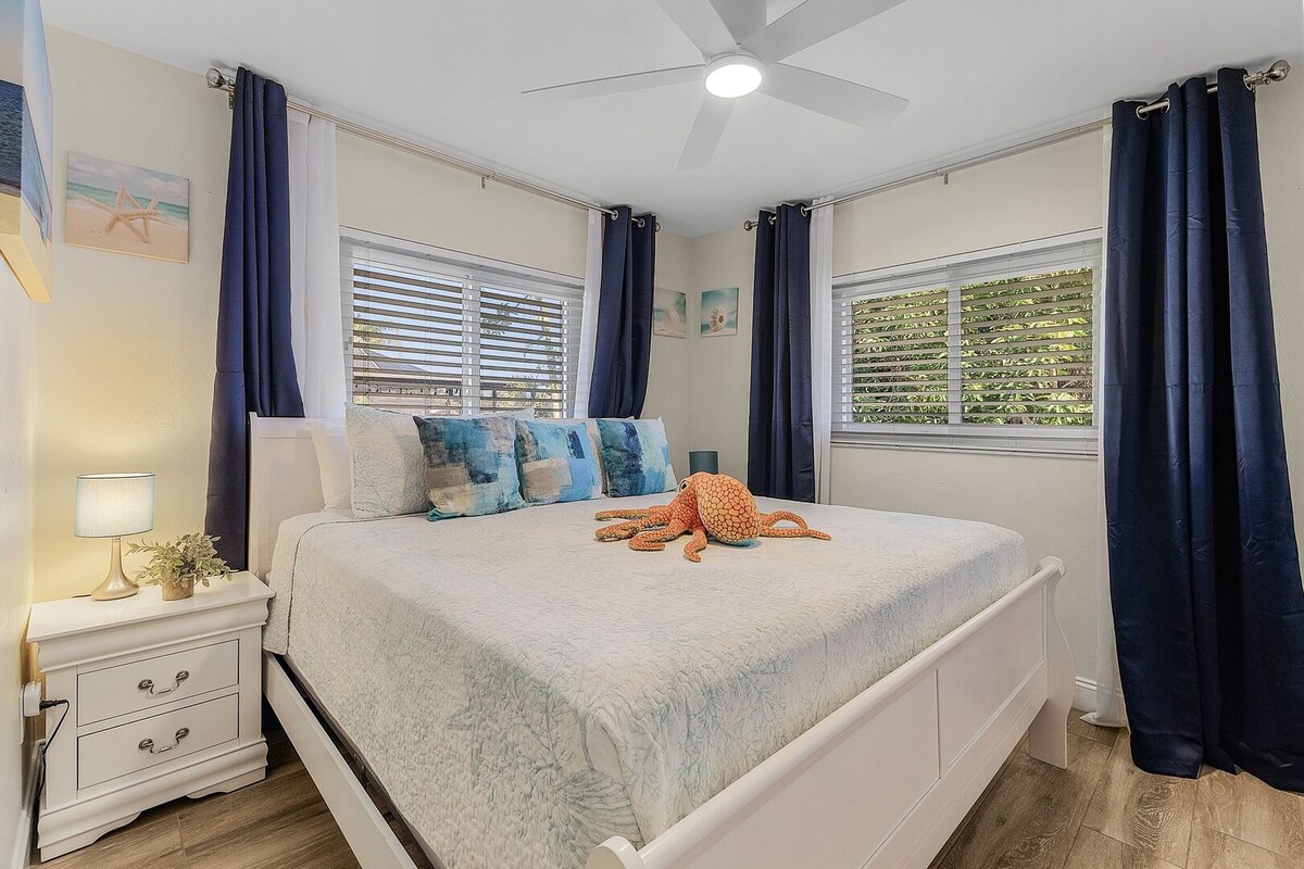 Სტუმრების საძინებელი №2 აღჭურვილია კომფორტული საწოლითა და მშვიდი სანაპირო დიზაინით. Მუქი ფარდები განმარტოებისა და მშვიდი ძილისთვის, ეს მიმზიდველი საცხოვრებელი იდეალურია განტვირთვისა და მშვიდი დასვენებისთვის.