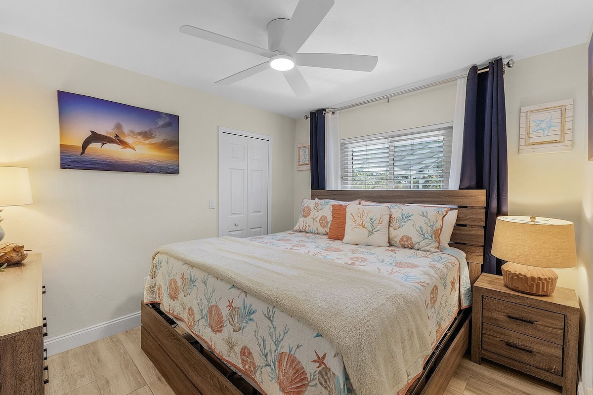 Სტუმრების საძინებელი №3 გთავაზობთ მშვიდ დასვენებას დიდი ზომის კომფორტული საწოლითა და სანაპიროზე შთაგონებული დეკორით. Ფერთა დამამშვიდებელი პალიტრა და ტროპიკული აქცენტები ამ ოთახში იდეალური სივრცეა თავგადასავლების შემდეგ დასვენებისა და განტვირთვისთვის.