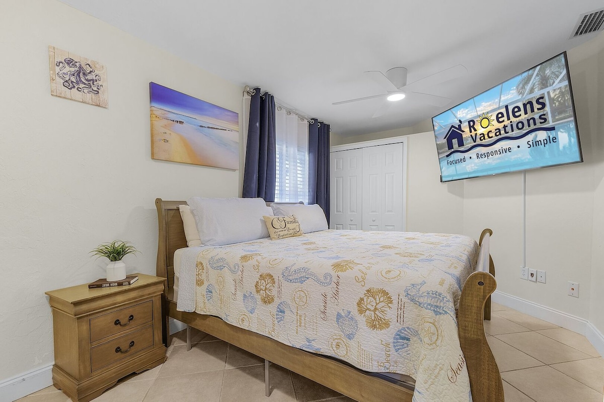 Სტუმრების საძინებელი №1 გთავაზობთ ლუქს-კლასის საწოლს დიდი ზომის და 65-დუიმიან ტელევიზორს თქვენი გართობისთვის. Ოთახი საგულდაგულოდ არის დაპროექტებული მუქი ფარდებით, რომ დაბლოკოთ სინათლე მშვიდი ძილისა და მყუდრო დეკორისთვის, რაც თქვენი სტუმრობისთვის დასვენების ატმოსფეროს ქმნის.