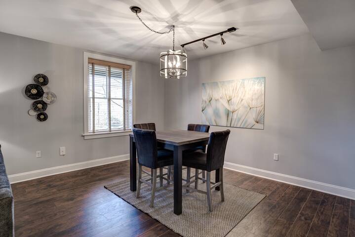 Historic Biltmore Area Renovated Condo gallery image 3