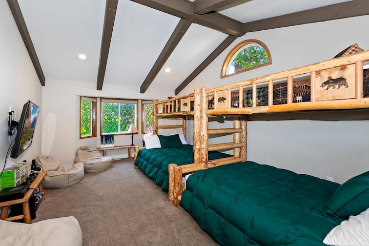 ห้องนอนนี้มีเตียงสองชั้นควีนไซส์