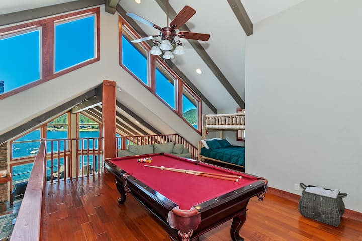 มีเตียงสองชั้นเตียงเดี่ยวบนเตียงเต็มตัวในห้องนั่งเล่นที่ 2