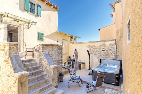 Popular Airbnb listing: Casa amelia in pican in Općina Pićan