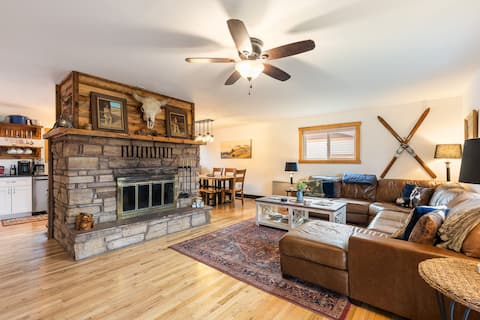 Cozy Riverfront Cottage with Bitterroot Views