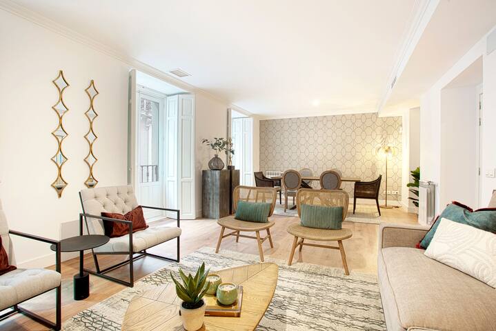 Exclusive Apartment in Madrid Center. Madrazo I gallery image 2