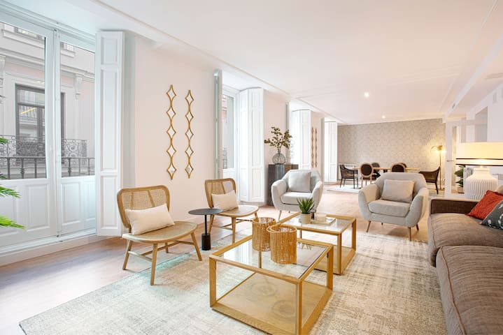Luxury Apartment near Retiro Park. Madrazo II