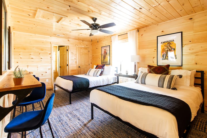 Bedroom 3- 2 queen beds