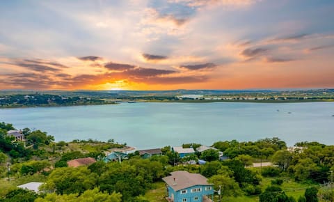 4/3, hot tub, Lake Views, private lot