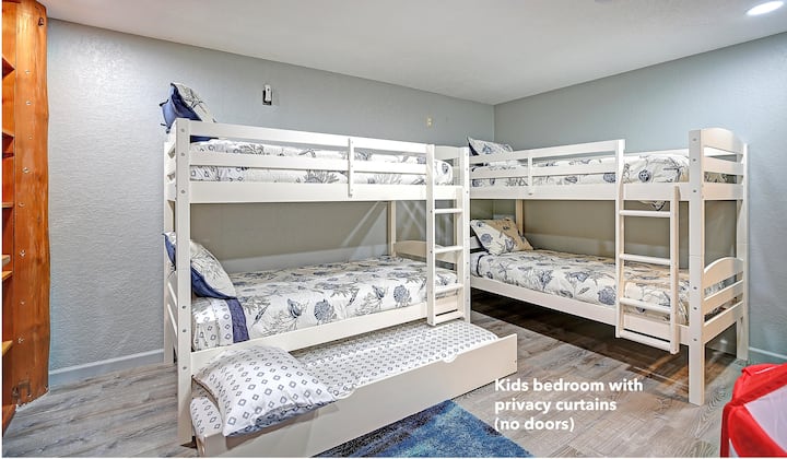 Usporiadanie lôžok pre vaše deti. Posteľ je vhodná pre päť osôb. Tento priestor sme vytvorili pre vaše deti, aby sa mohli zabaviť a posedieť si. Táto izba má závesné dvere a nachádza sa hneď vedľa spálne s manželskou posteľou na spodnom poschodí. Žiadne okná.