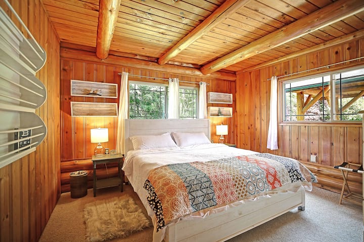 Táto pohodlne umiestnená spálňa na hlavnom poschodí sa nachádza hneď vedľa kúpeľne na hlavnom poschodí. Pekný tichý kútik domu na pokojné zdriemnutie alebo spánok. Táto spálňa má manželskú posteľ veľkosti King...super pohodlnú posteľnú bielizeň a matrac a šatník v plnej veľkosti.