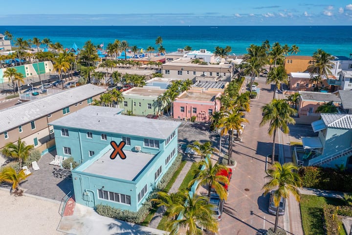Beach Central For 10-steps To Miles Of White Beach - Hollywood, FL