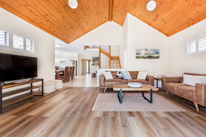 Driftwood: True Beachside Bliss with Games Galore gallery image 3