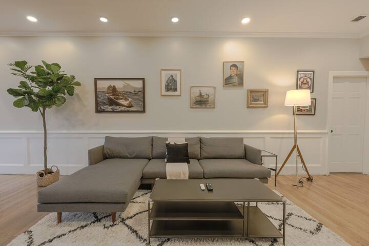 Luxury 2 Bed, 2Bath apartment in Back Bay/Fenway! gallery image 2